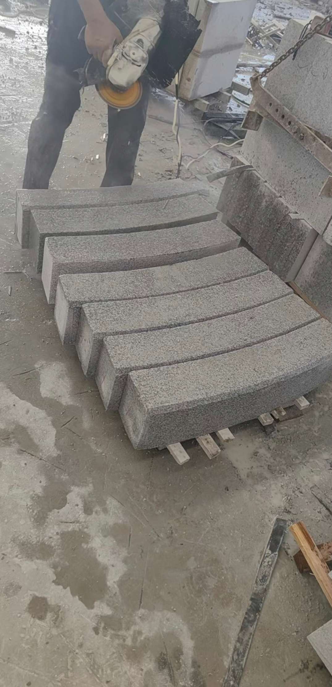 菏泽芝麻白弧形路牙石